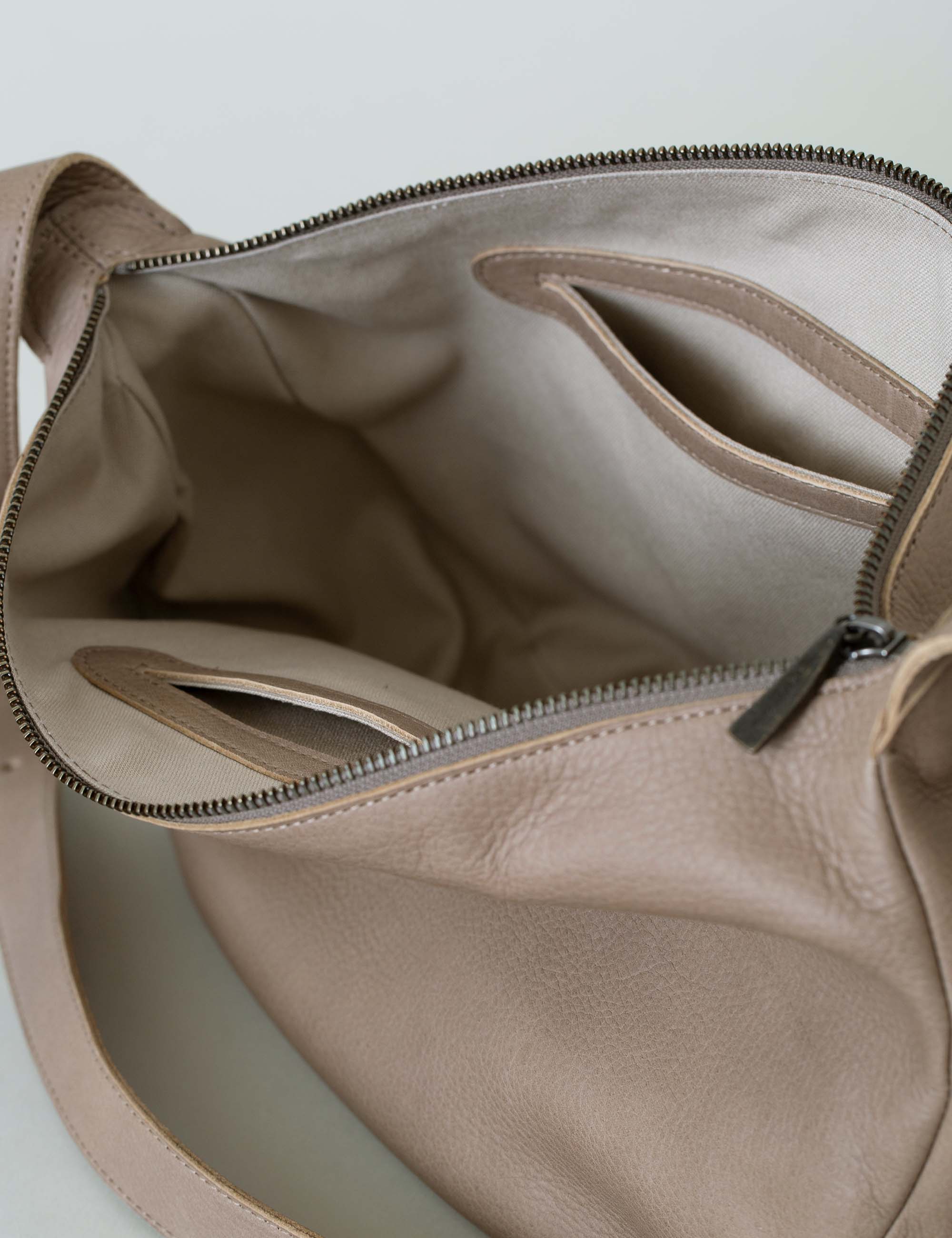 限定値下げヨーガンレール　牛革ショルダーバック 牛革のラウンドショルダーバッグ / ヨーガンレール | ヨーガン