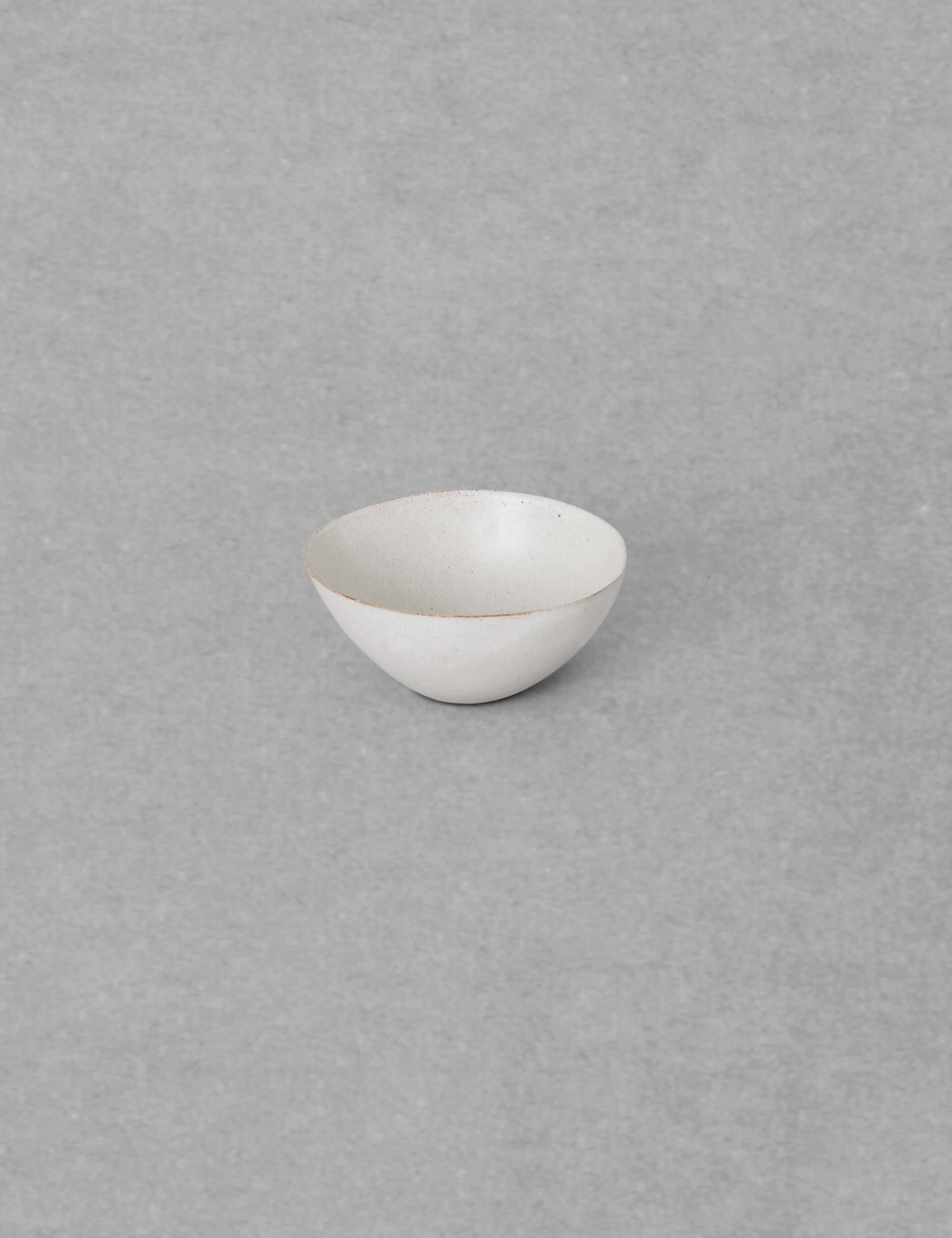 白い陶器の鉢 / ババグーリ