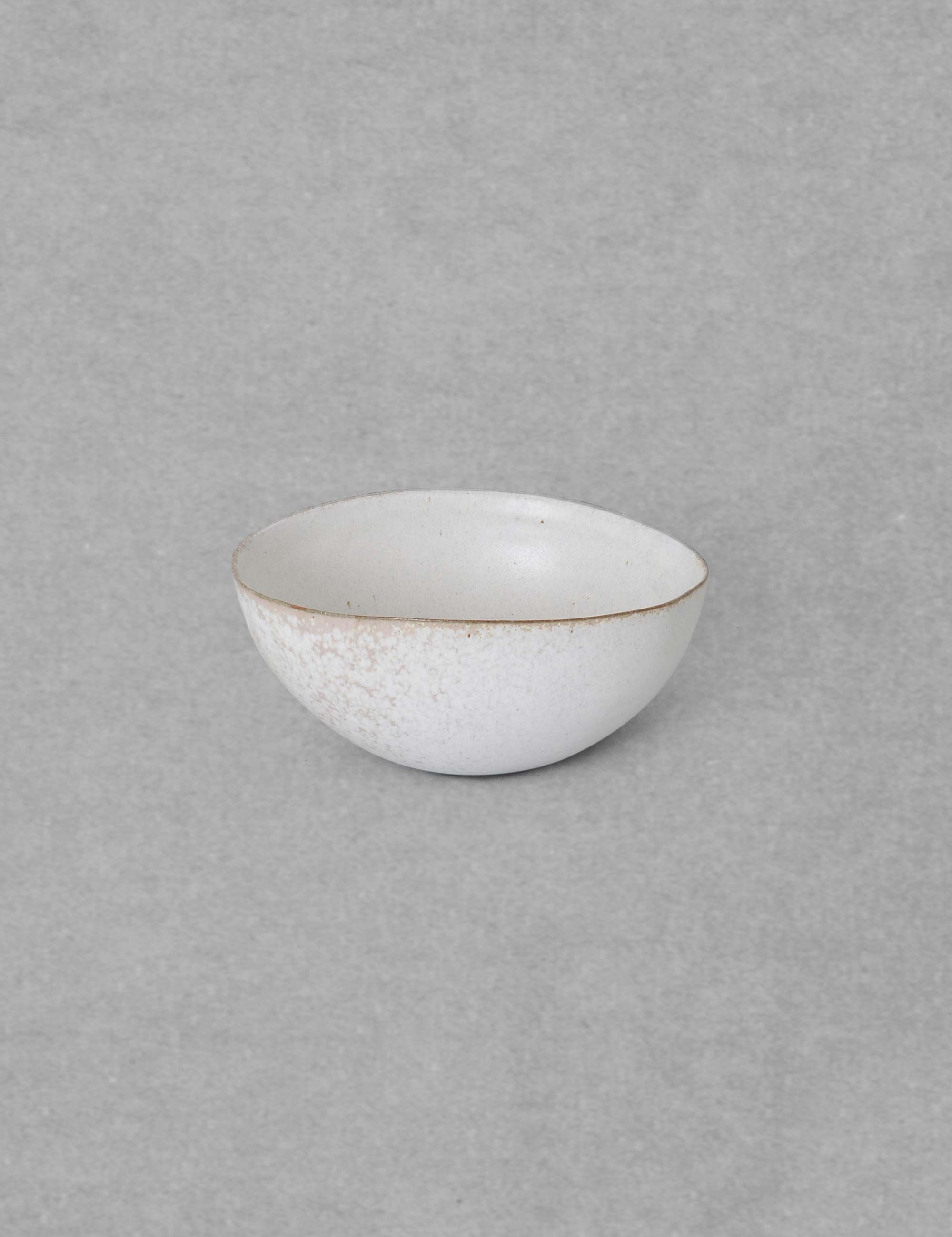 白い陶器の鉢 / ババグーリ
