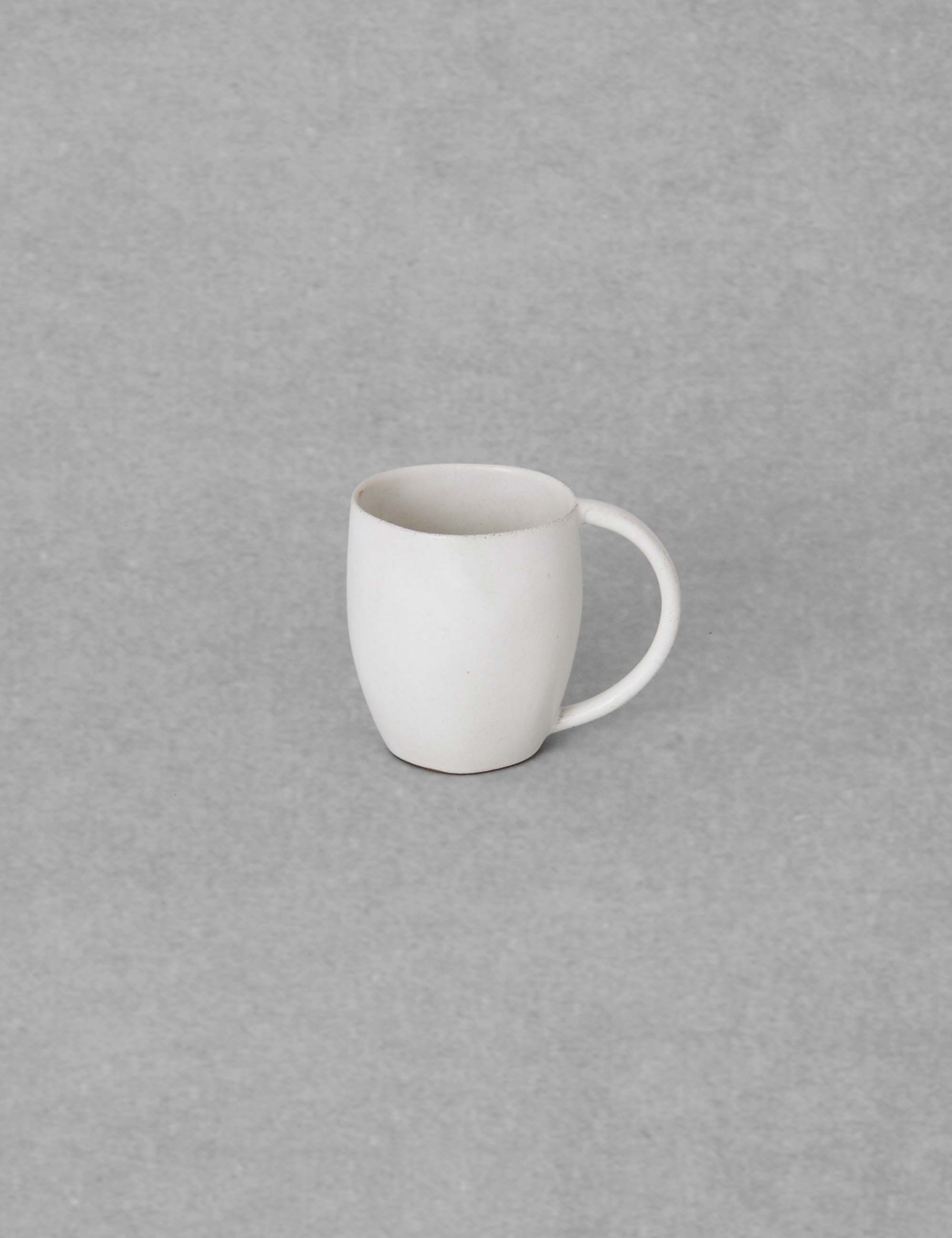 白い陶器のマグカップ / ババグーリ