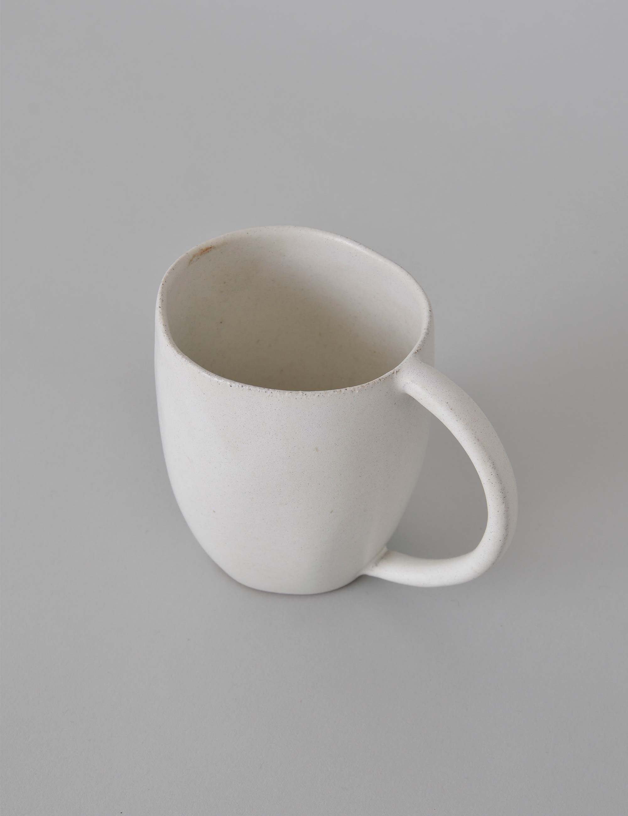 白い陶器のマグカップ / ババグーリ