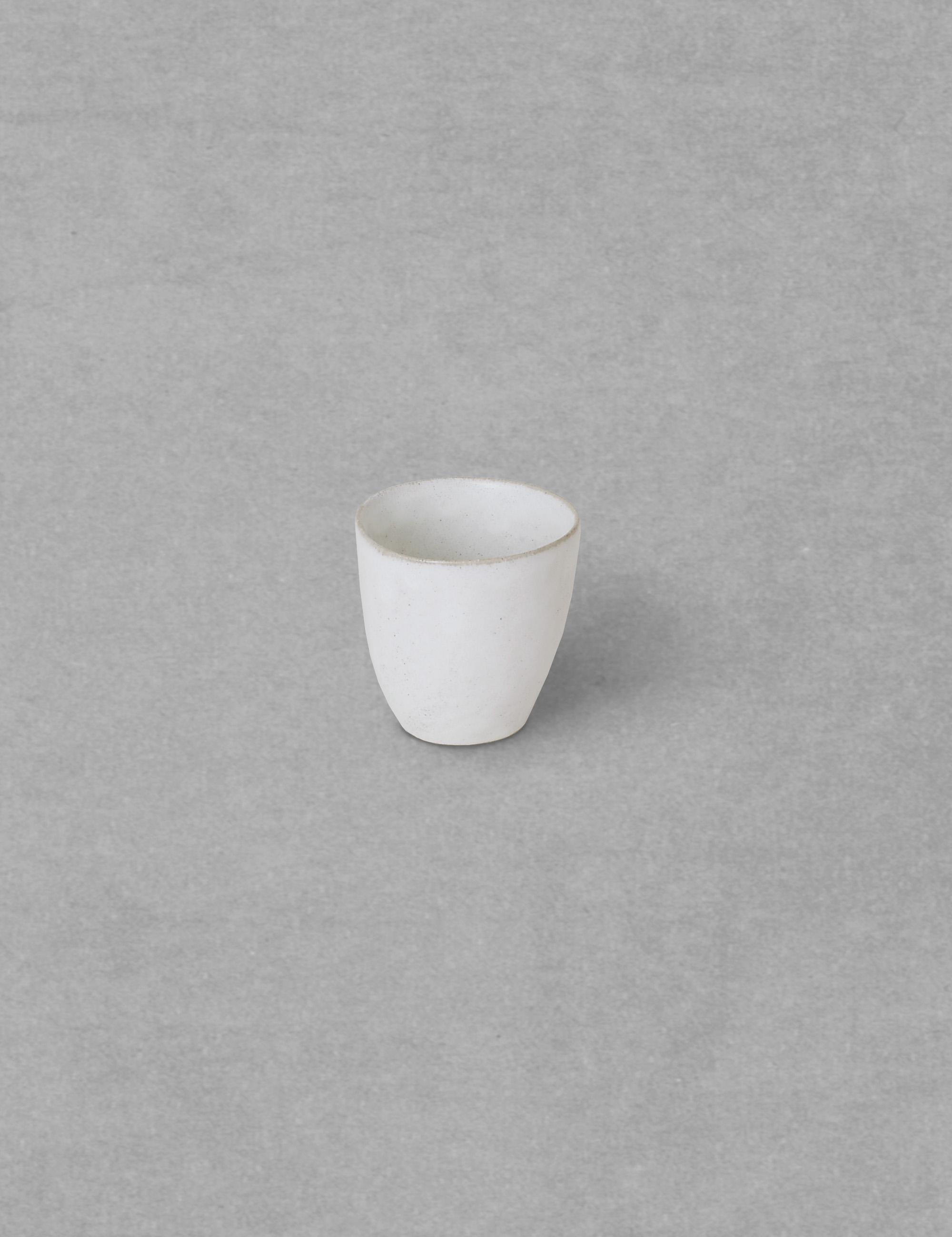 白い陶器の湯呑 / ババグーリ
