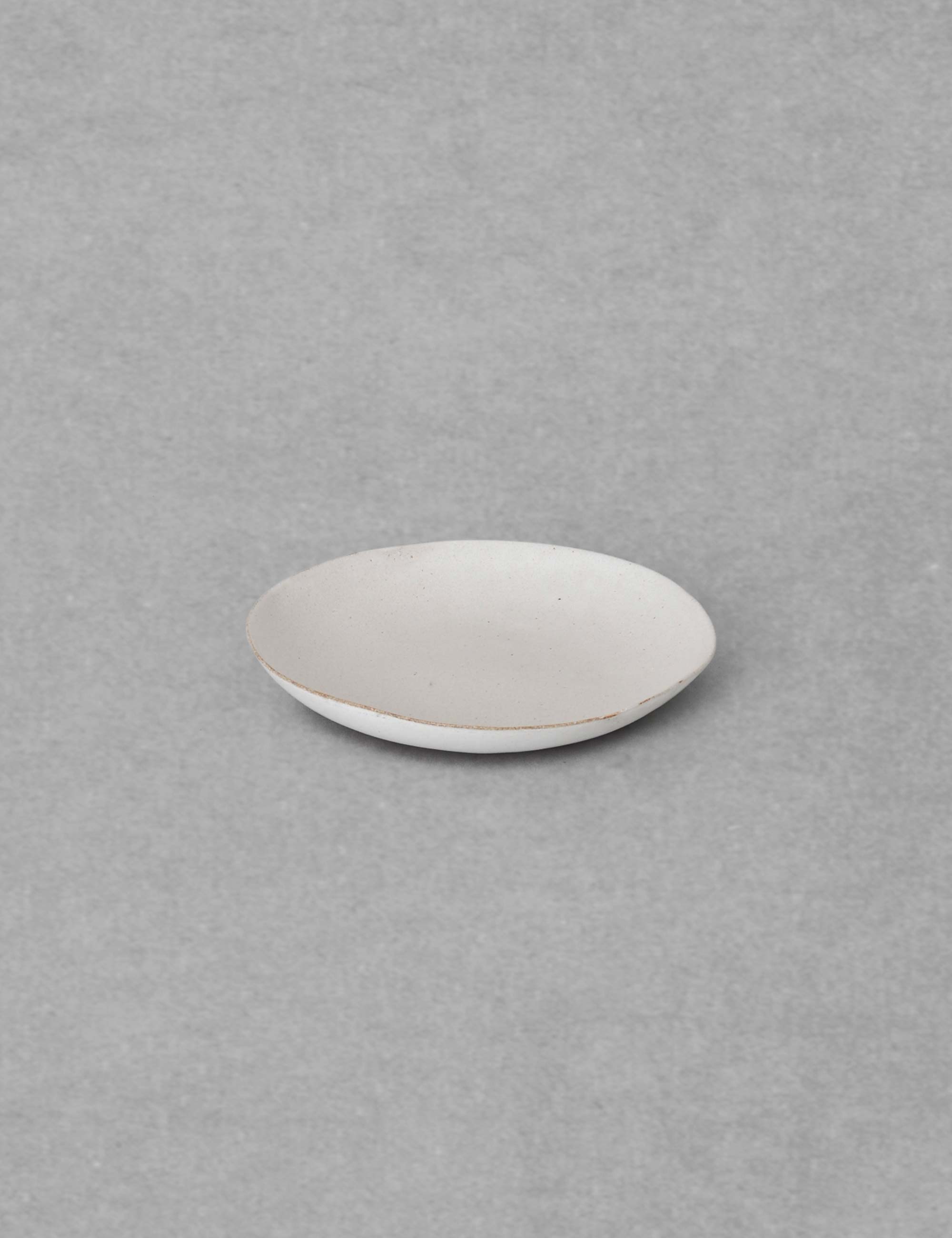 白い陶器の皿 / ババグーリ