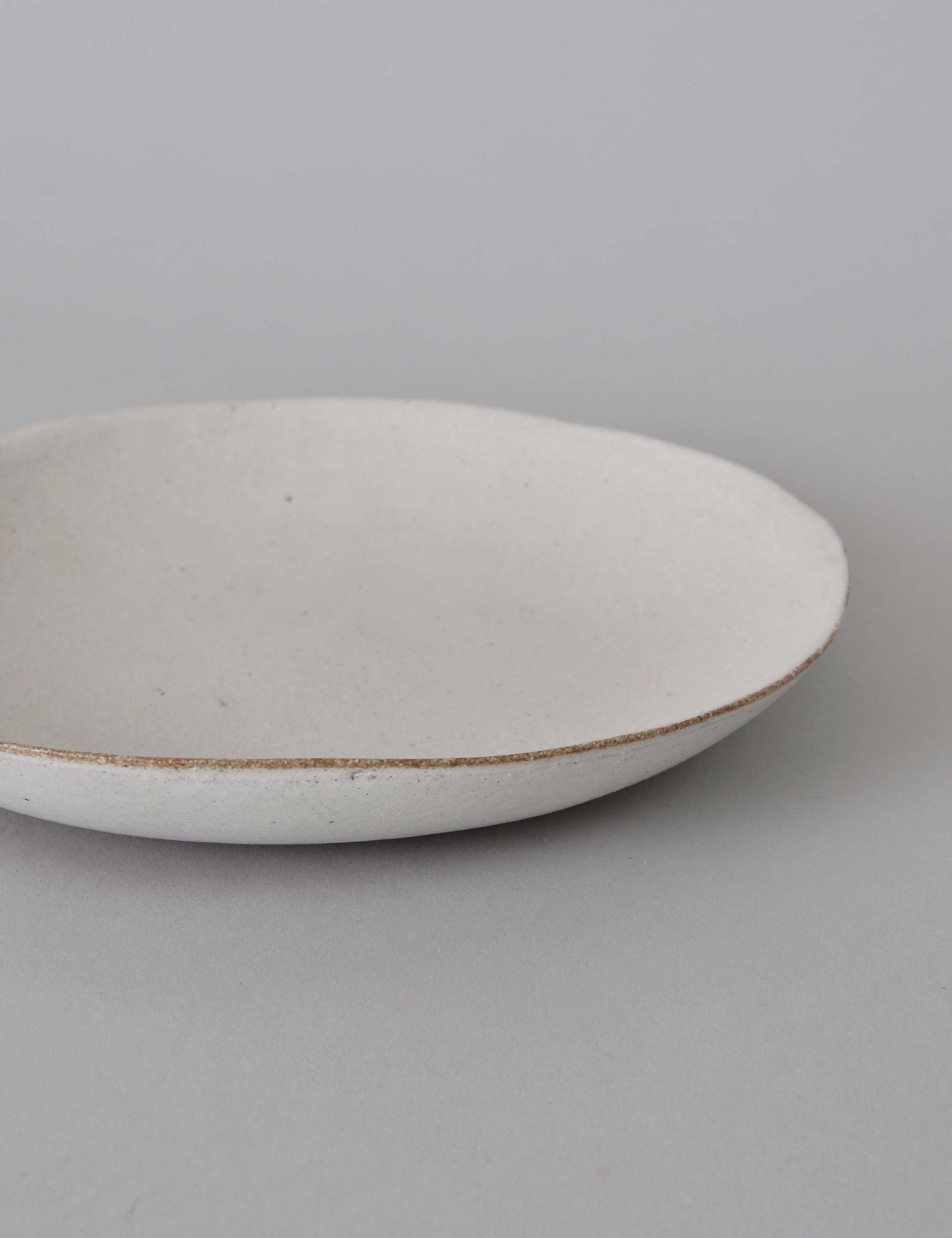 白い陶器の皿 / ババグーリ