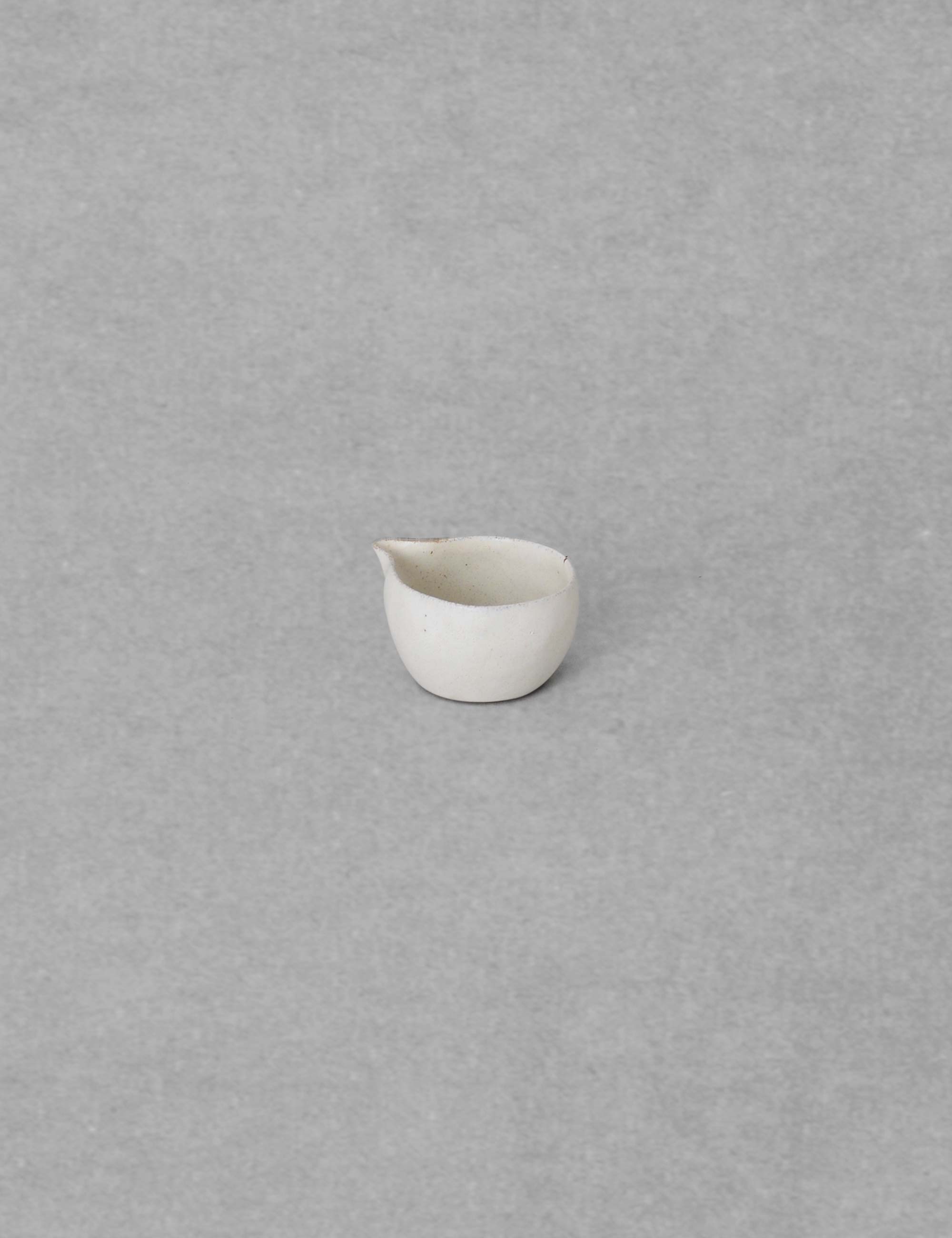 白い陶器の片口（M） / ババグーリ