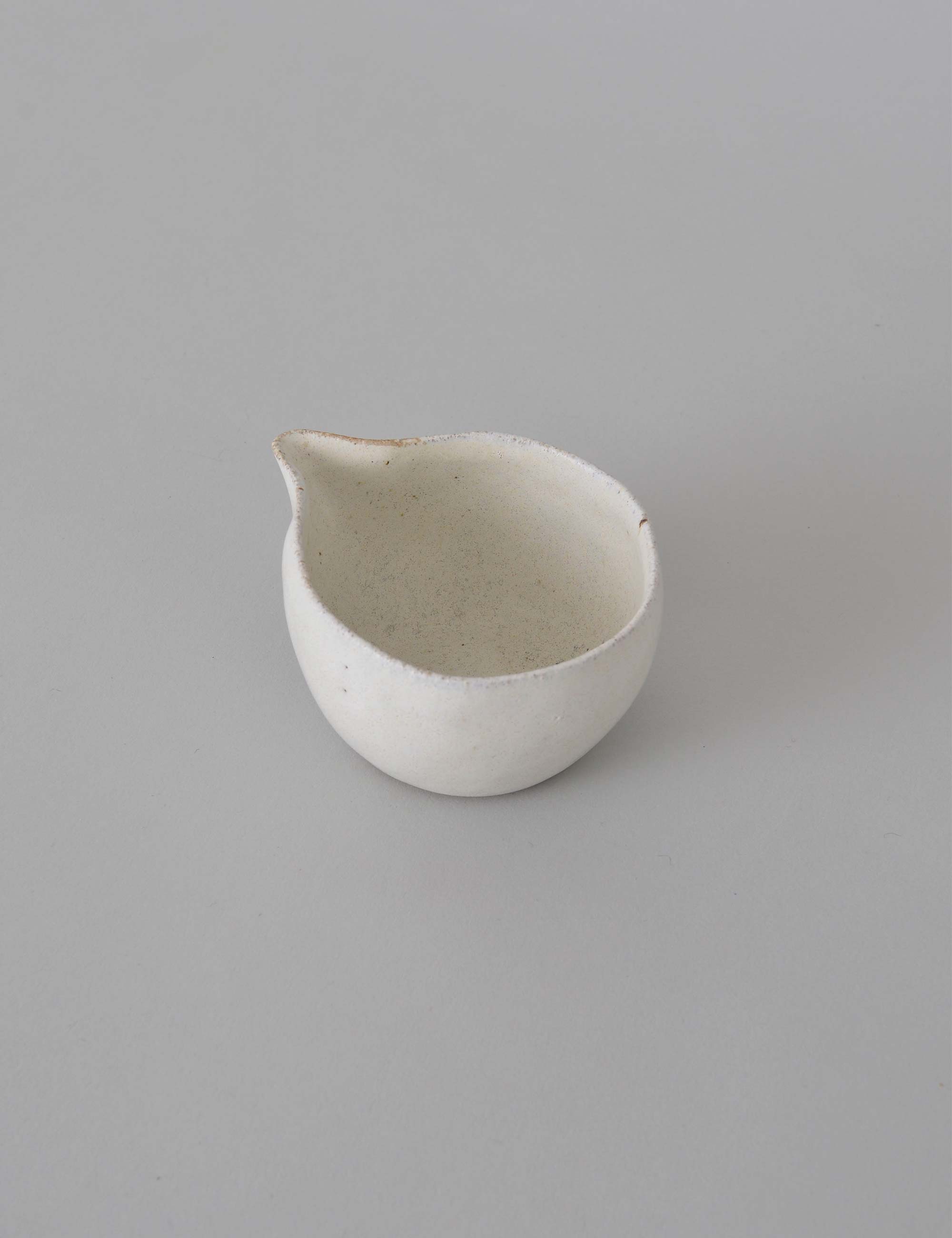 白い陶器の片口（M） / ババグーリ