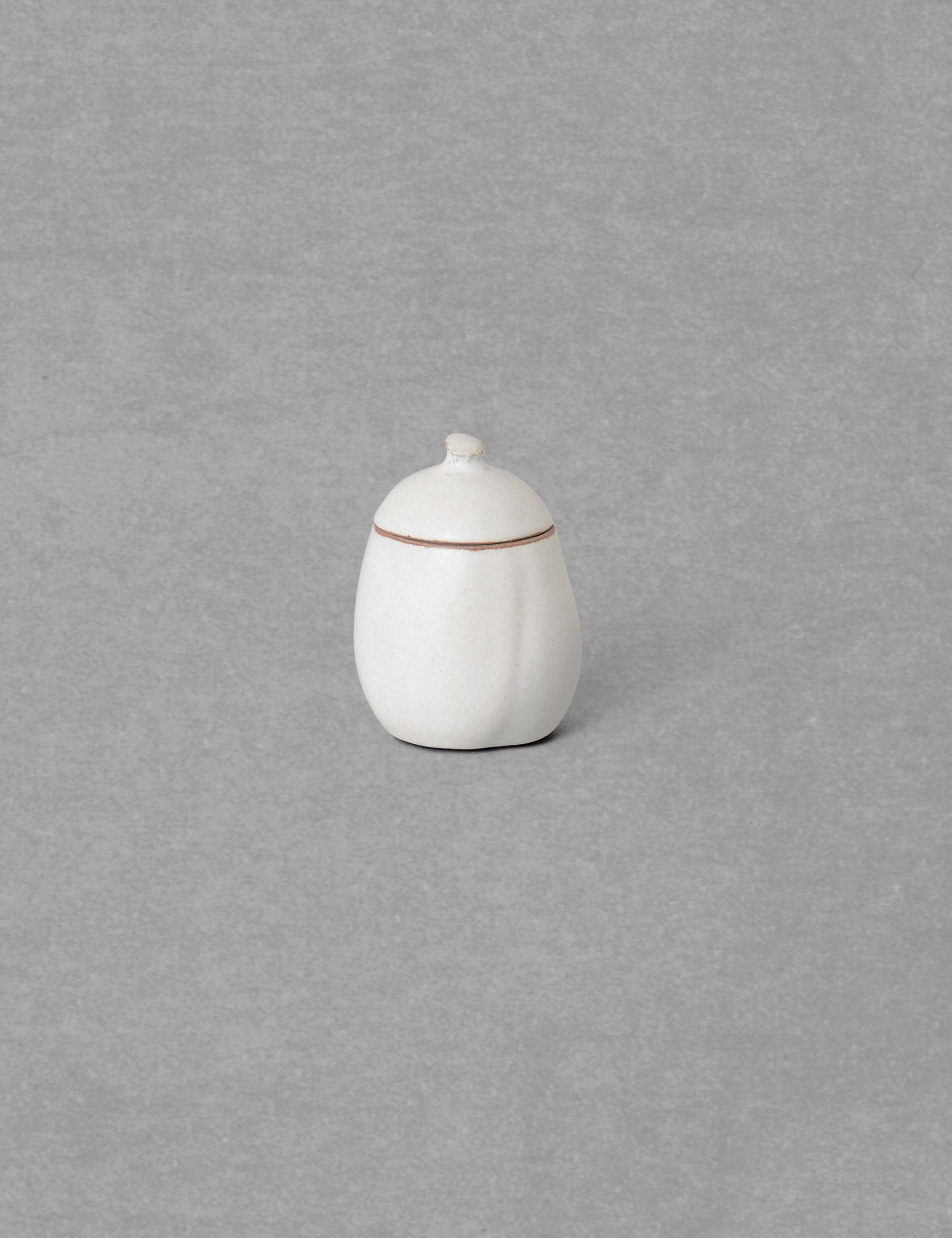 白い陶の蓋物 / ババグーリ